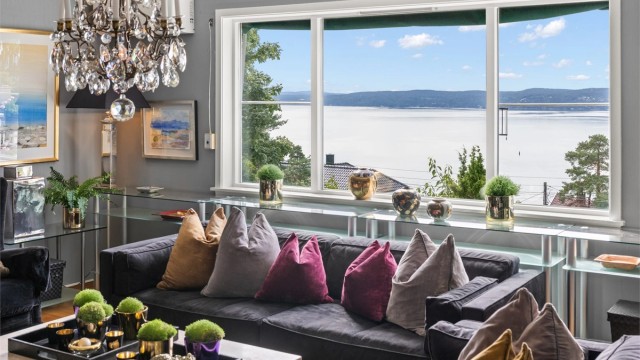Med et internt bruksareal på 412 kvm byr denne villaen på en innholdsrik og romslig planløsning med flere bruksmuligheter (det er gitt rammetillatelse for oppføring av ny enebolig på nabotomten som ved evt gjennomføring stedvis kan ta noe av utsikten)