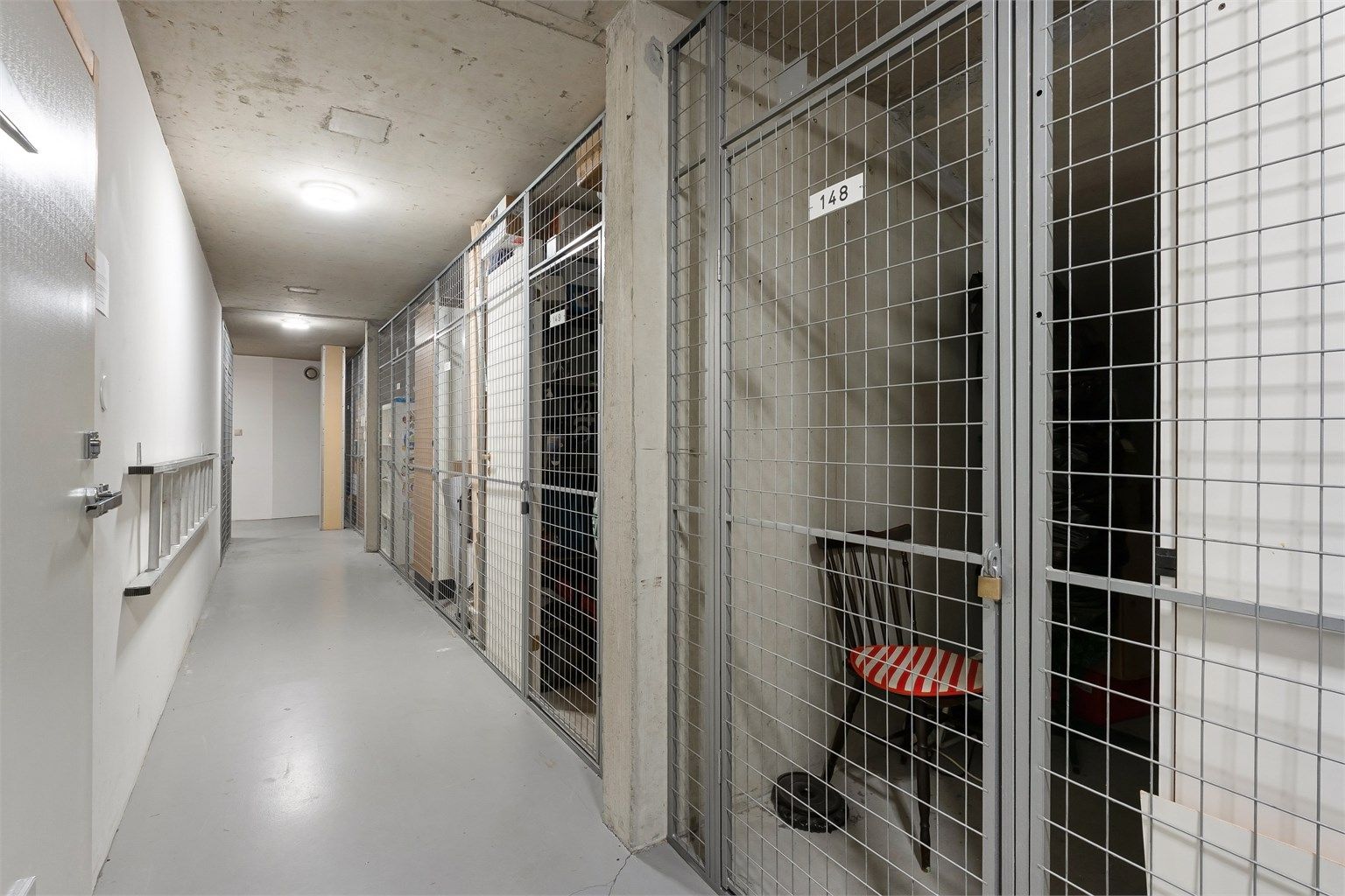 Bodene gir rikelig med plass til oppbevaring av sportsutstyr og sesongartikler.