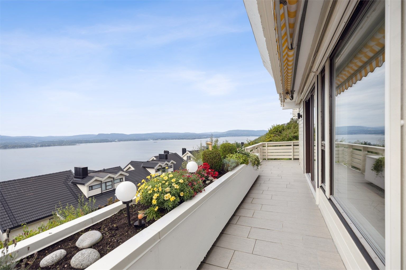 Vestvendt markterrasse på ca. 33 kvm