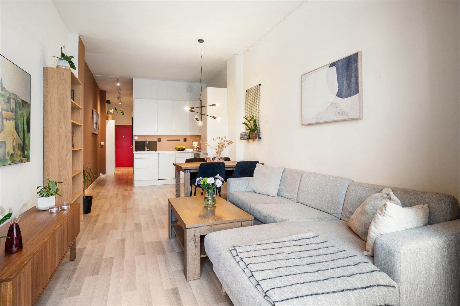 For øvrig har veggene hovedsakelig malte flater og gulvet er belagt med lekker laminat. Takhøyden på 2,9 m gjør at rommet føles enda luftigere.