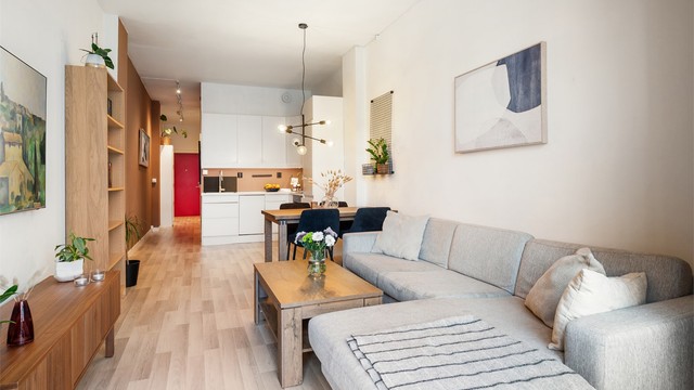 For øvrig har veggene hovedsakelig malte flater og gulvet er belagt med lekker laminat. Takhøyden på 2,9 m gjør at rommet føles enda luftigere.