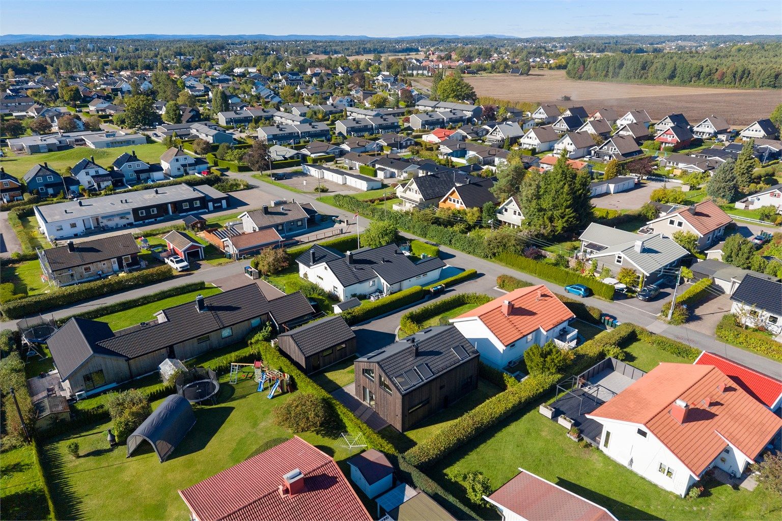 Nabolaget består primært av eneboliger og rolige villaveier.