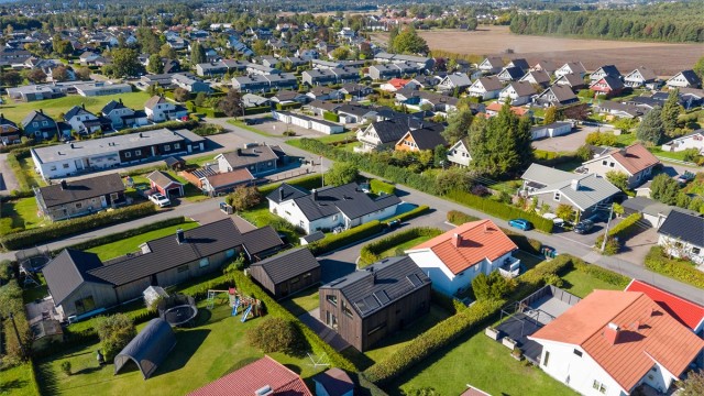 Nabolaget består primært av eneboliger og rolige villaveier.