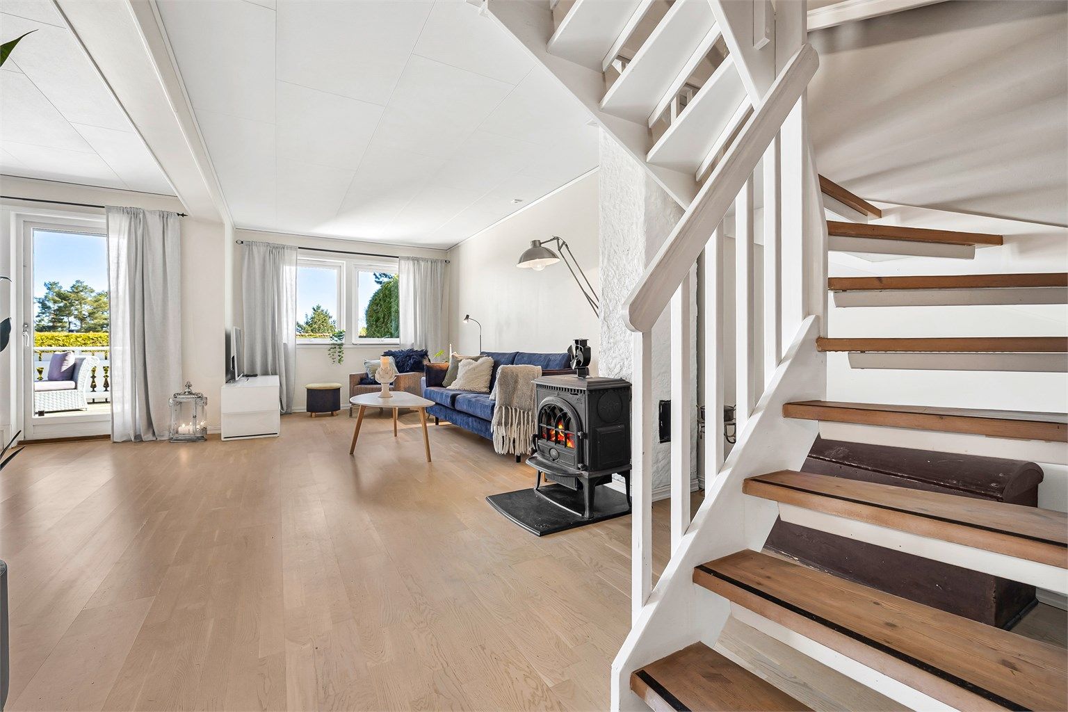 Fra stuen er det direkte utgang til en nordøstvendt terrasse på 18 m².