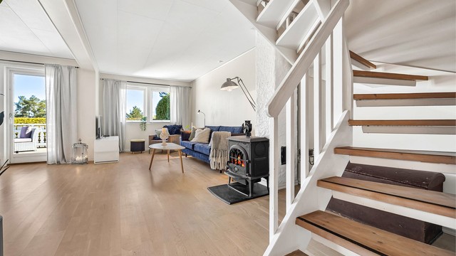 Fra stuen er det direkte utgang til en nordøstvendt terrasse på 18 m².