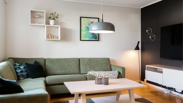 Gjennomgående 3-stavs eikeparkett og slettmalte veggflater.
