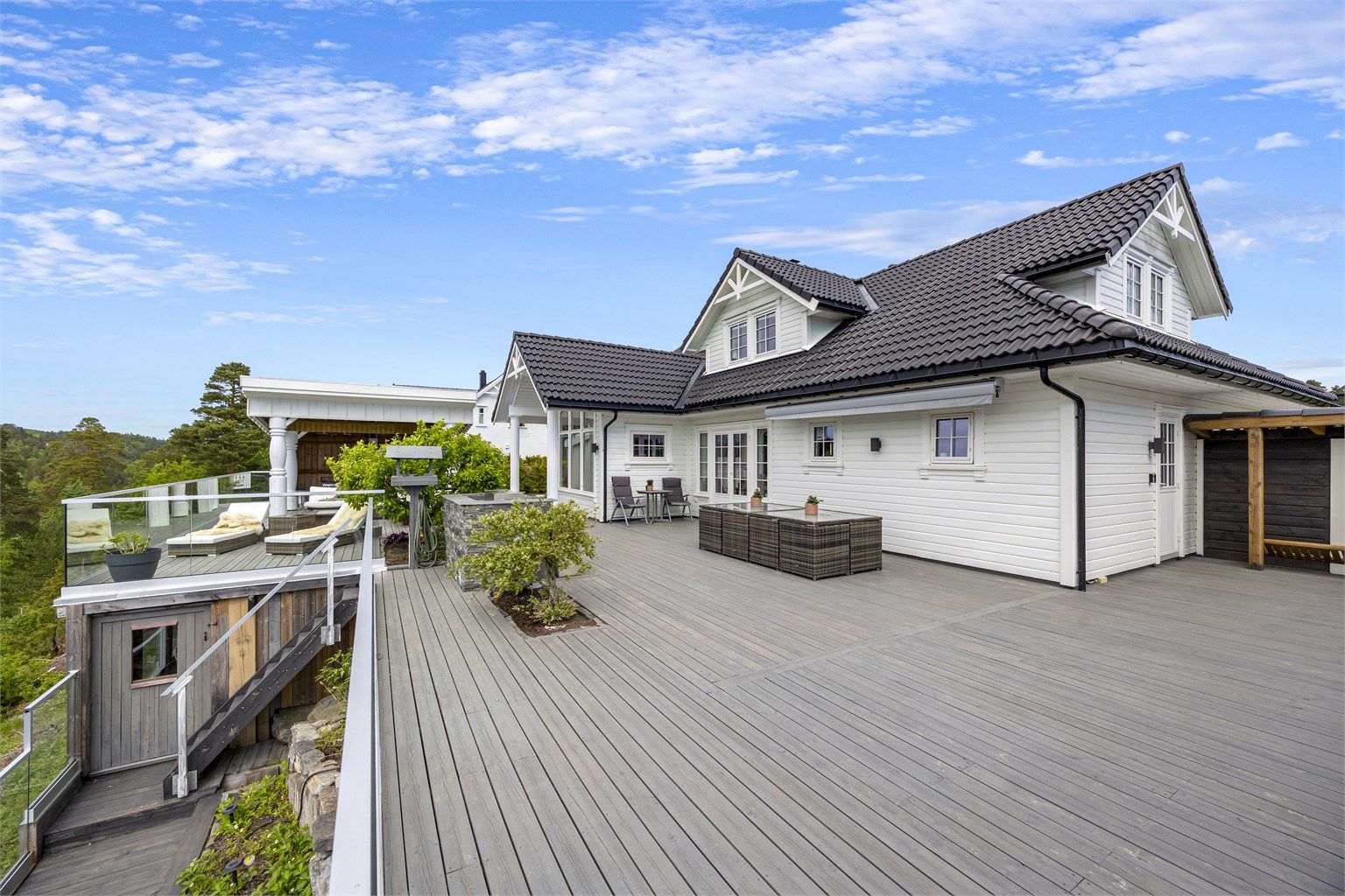 Terrasse på ca. 190m² - Eiendommen er meget velholdt og har en perfekt beliggenhet med sol fra tidlig morgen til ca. kl. 22:20 midtsommers.