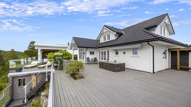 Terrasse på ca. 190m² - Eiendommen er meget velholdt og har en perfekt beliggenhet med sol fra tidlig morgen til ca. kl. 22:20 midtsommers.