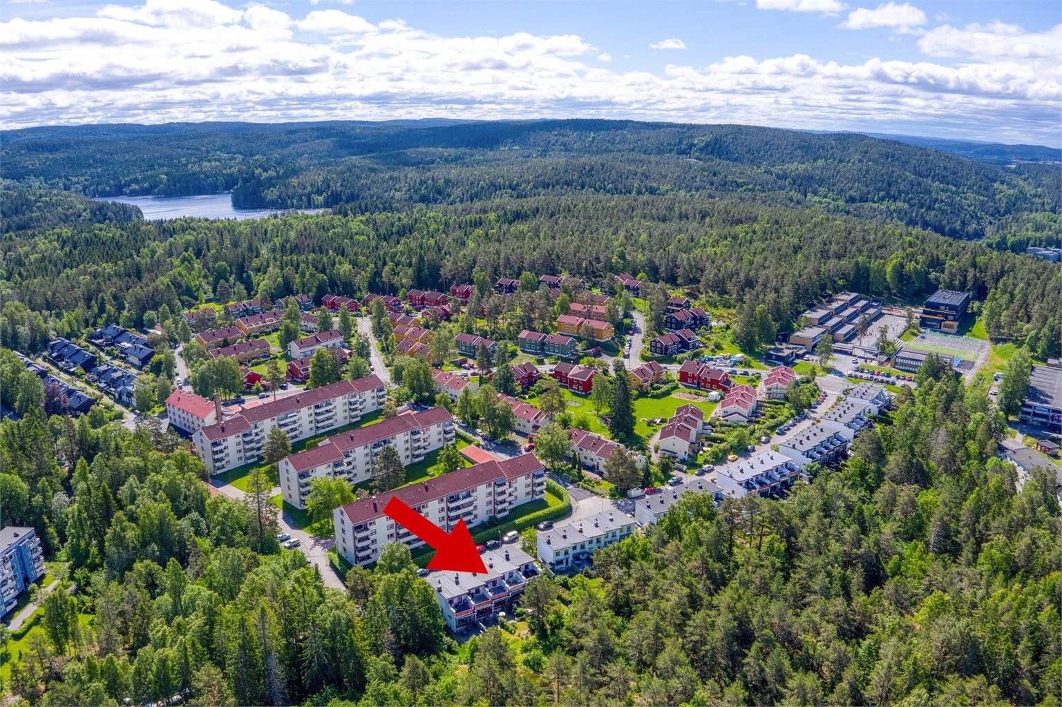 Beliggenheten på Bøler er tilbaketrukket og barnevennlig, med kort gangavstand til T-bane, butikker, barnehager og skoler.
