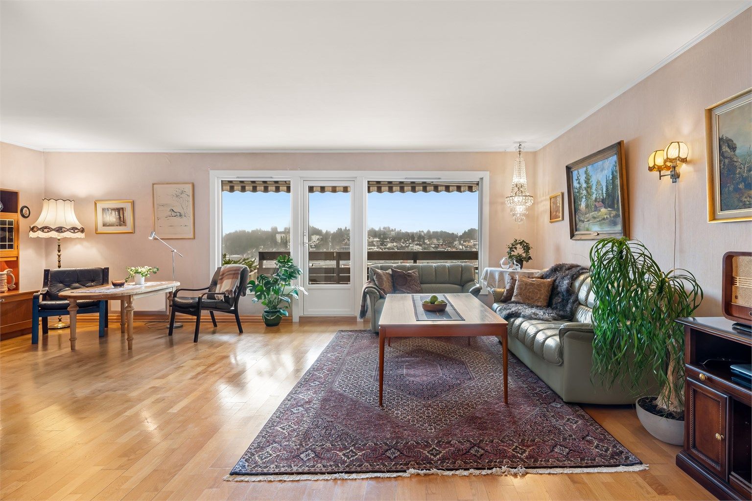 Meget romslig og lys stue med gode møbleringsmuligheter