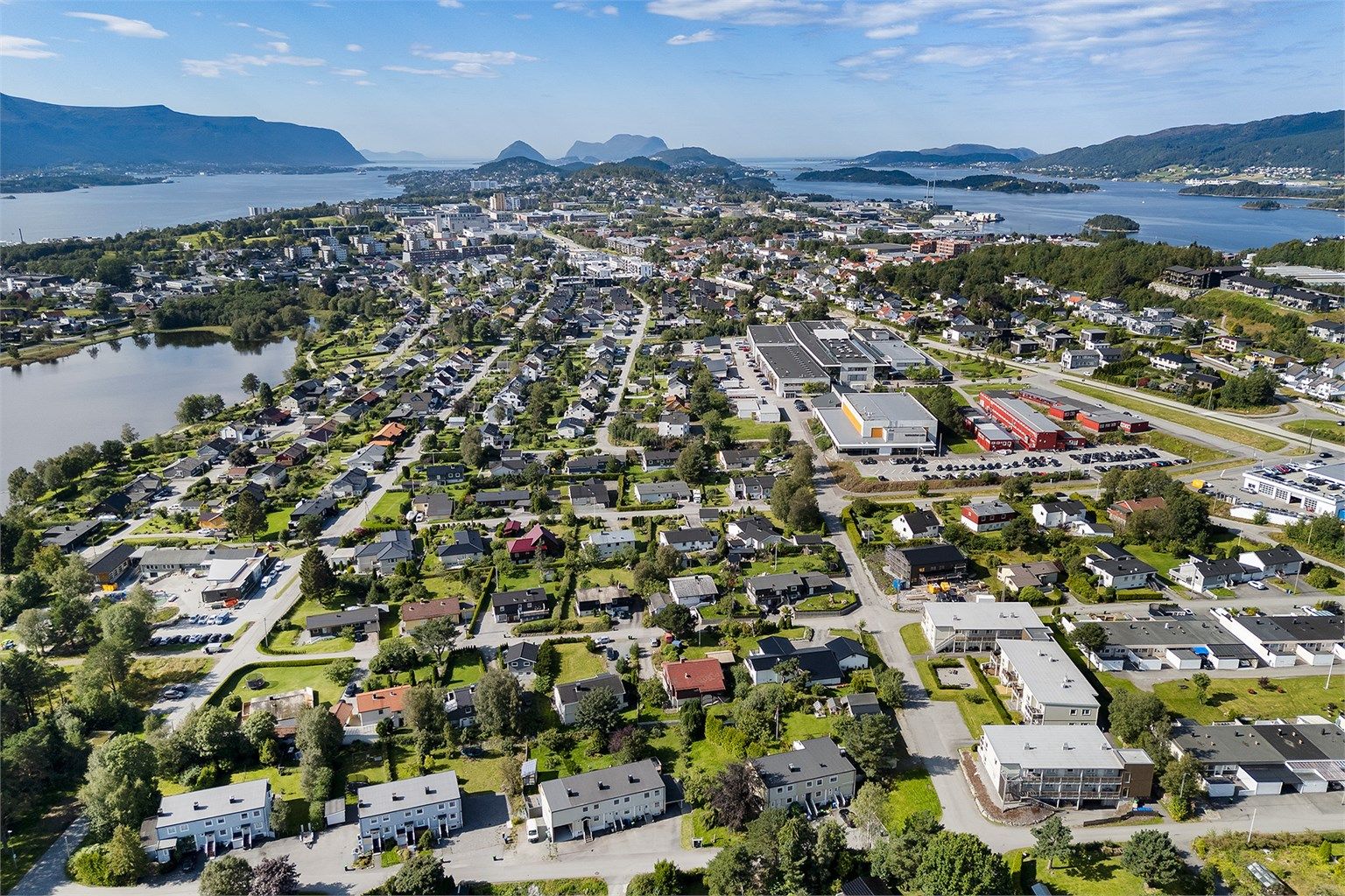 Fra Fremmerholen er det ca. 13 km til Ålesund sentrum.