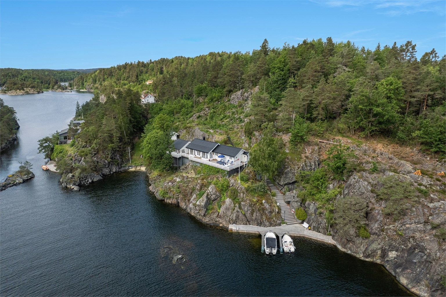 Hytta ligger idyllisk til ved innseilingen til Langøykilen.