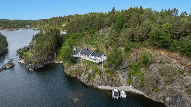 Hytta ligger idyllisk til ved innseilingen til Langøykilen.