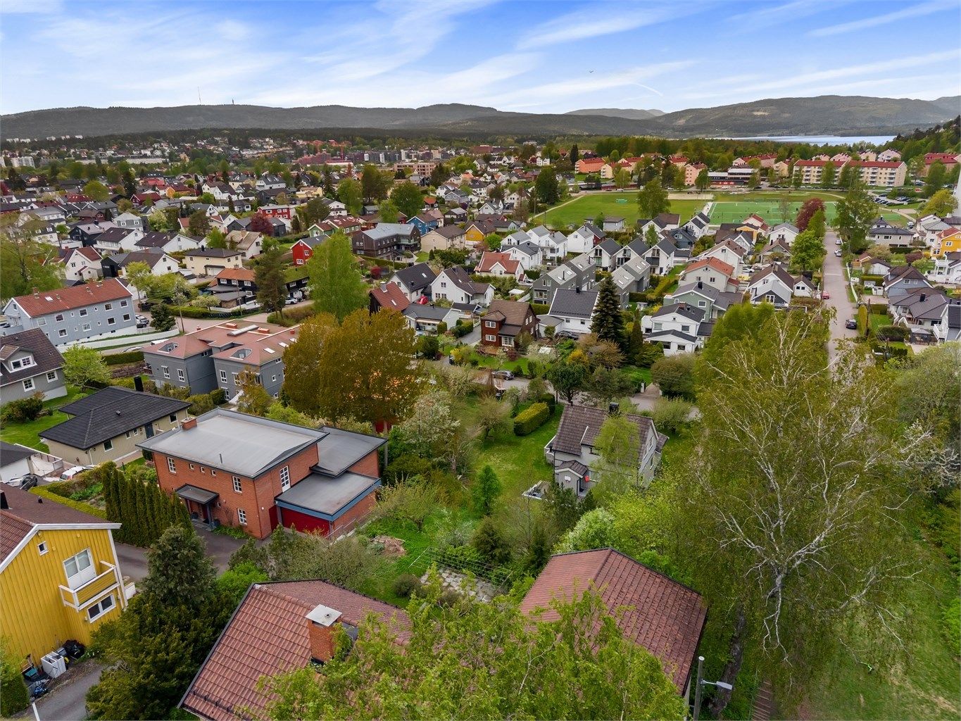 Boligen oppleves usjenert - beliggende i et svært populært, skjermet og idyllisk villaområde