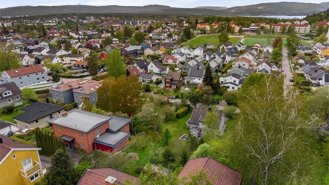 Boligen oppleves usjenert - beliggende i et svært populært, skjermet og idyllisk villaområde