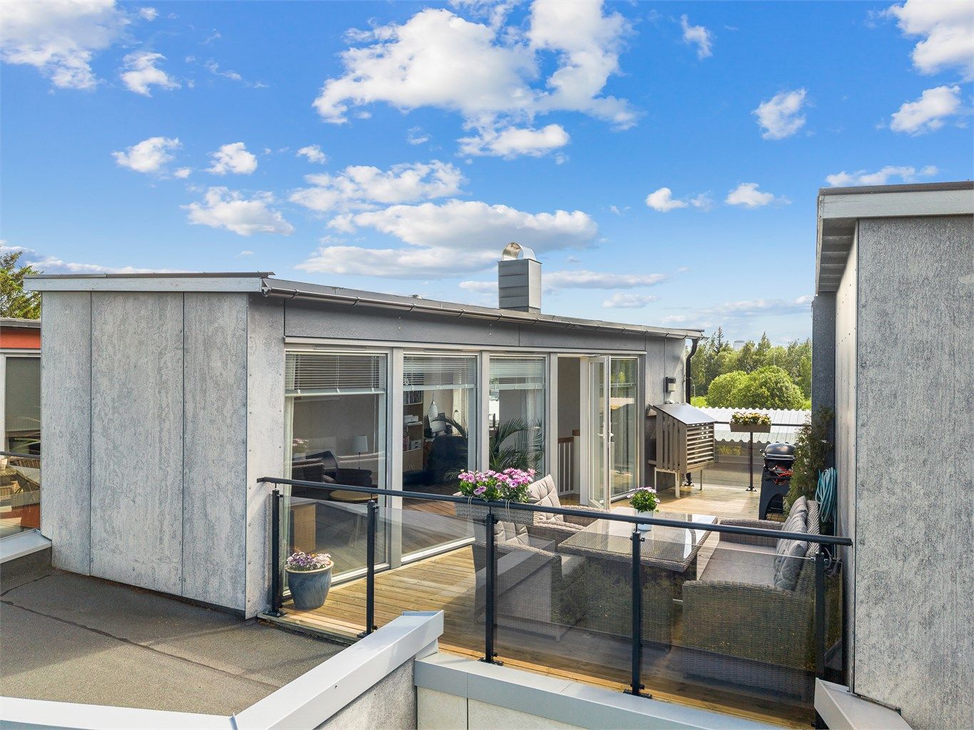 Takterrasse på ca. 23 kvm med svært gode solforhold fra tidlig morgen til sen kveld, og rikelig plass til både sittegruppe og grill.
