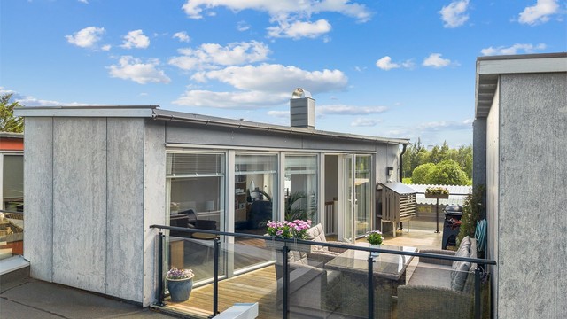 Takterrasse på ca. 23 kvm med svært gode solforhold fra tidlig morgen til sen kveld, og rikelig plass til både sittegruppe og grill.