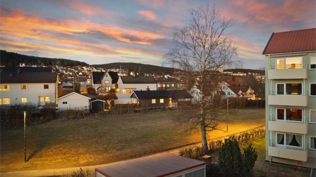 Her er det nydelig utsikt over parkdrag med gangsti og småhusbebyggelse