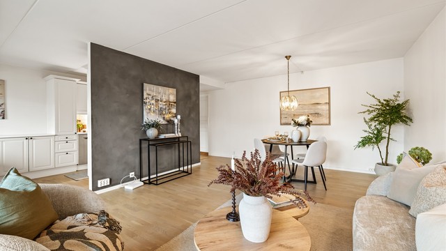 Kjøkkenet ligger i delåpen løsning mot stuen og spiseplassen.