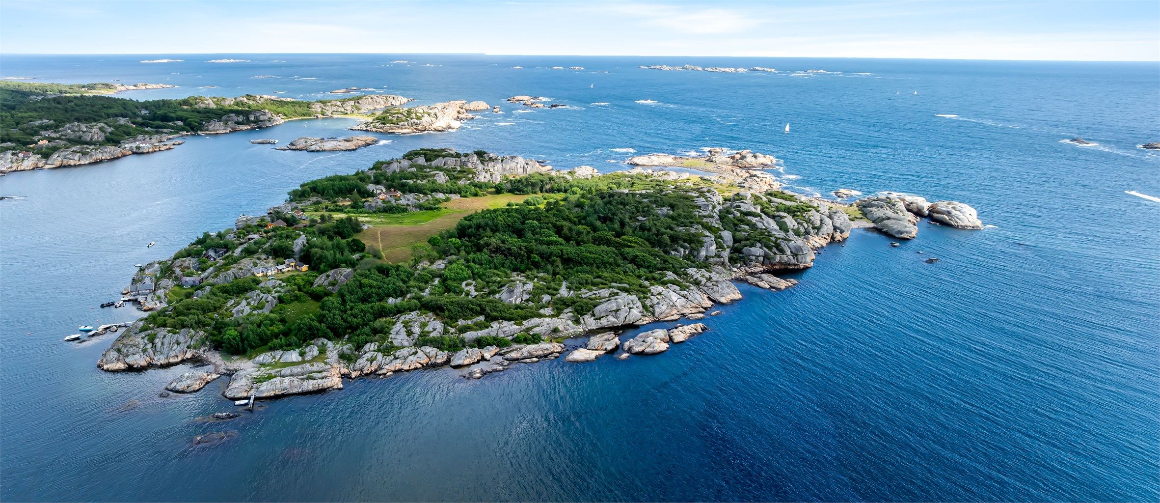 Velkommen til Hoppøya. Hytta ligger usjenert til på sydspissen av øya.