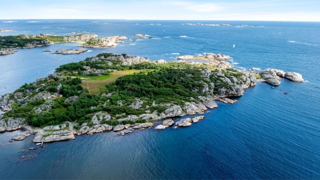 Velkommen til Hoppøya. Hytta ligger usjenert til på sydspissen av øya.