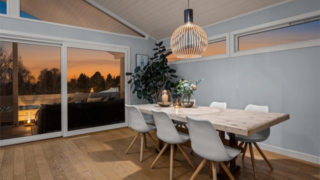 Hele oppholdsrommet har en-stavs parkettgulv med vannbåren gulvvarme, som gir både komfort og et gjennomført, moderne uttrykk.