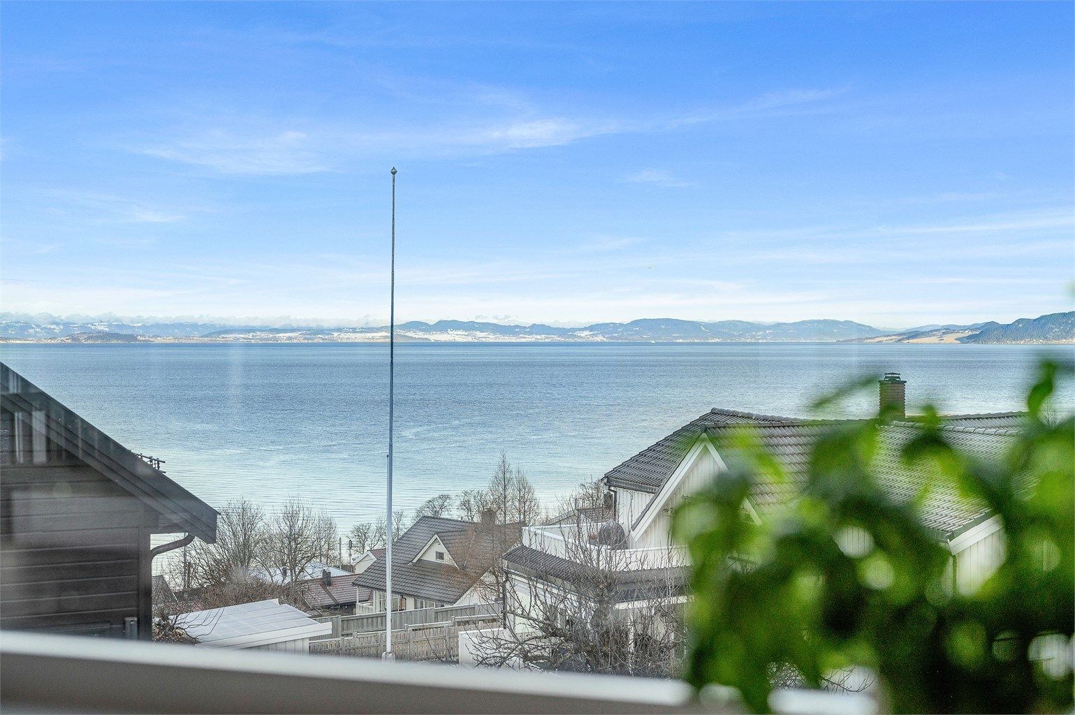 Fantastisk utsikt over Trondheimsfjorden – en kvalitet som virkelig setter rammen for boligens unike beliggenhet.