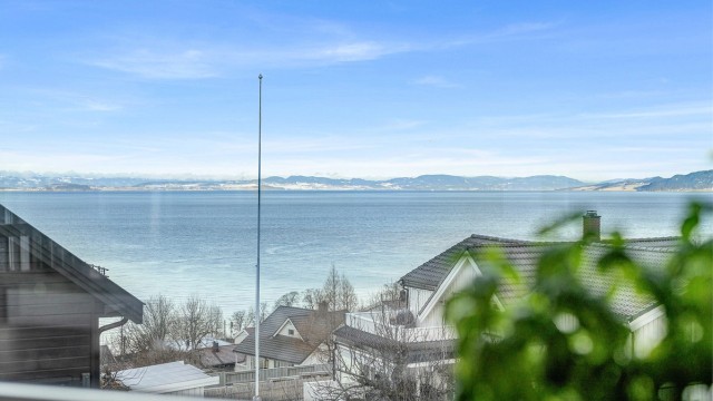 Fantastisk utsikt over Trondheimsfjorden – en kvalitet som virkelig setter rammen for boligens unike beliggenhet.