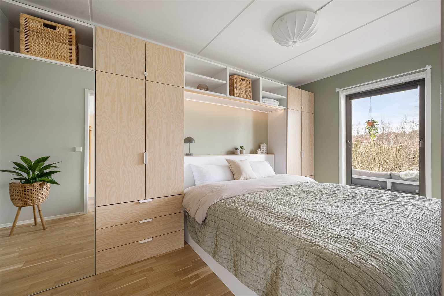 Soverommet har en plassbygget garderobeløsning fra 2023.