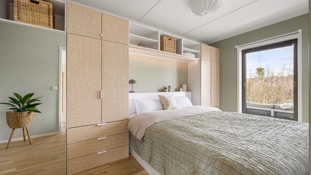 Soverommet har en plassbygget garderobeløsning fra 2023.