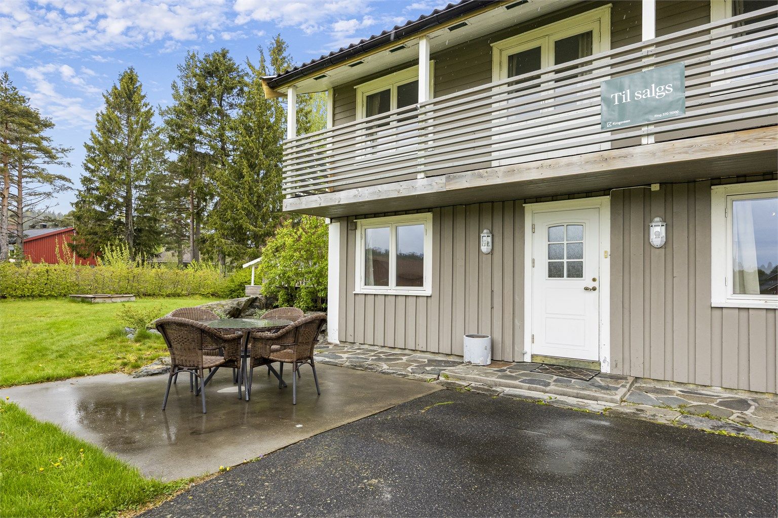 Fra stuen er det utgang til en romslig balkong på 14 m². Eiendommen har en sentral og familievennlig beliggenhet på Myra.