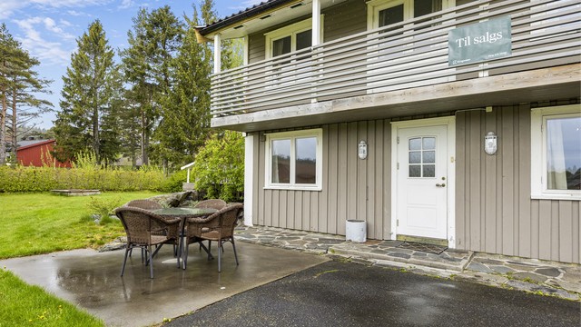 Fra stuen er det utgang til en romslig balkong på 14 m². Eiendommen har en sentral og familievennlig beliggenhet på Myra.