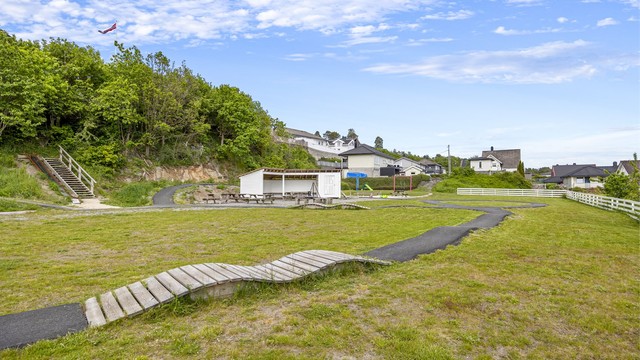 Grubenåsen velforening har også etablert en asfaltert sykkelbane og en gapahuk med bålpanne for beboerne.
