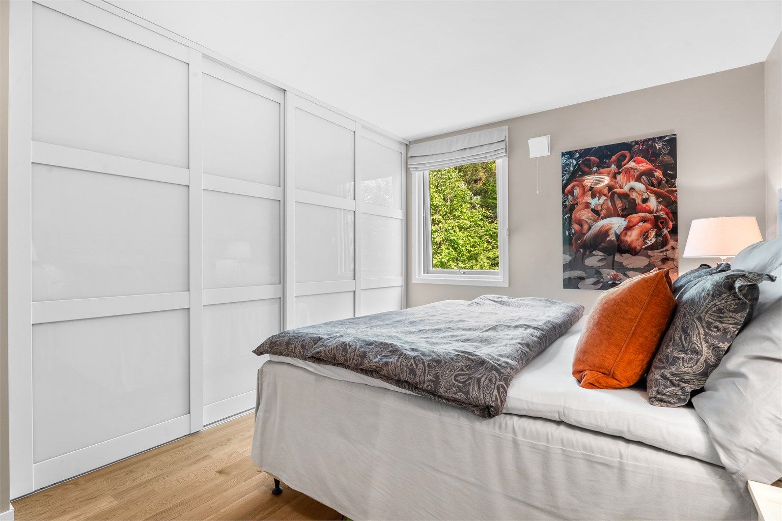 Hovedsoverom med god plass til dobbeltseng og elegant integrert garderobe - vindu orientert mot øst.