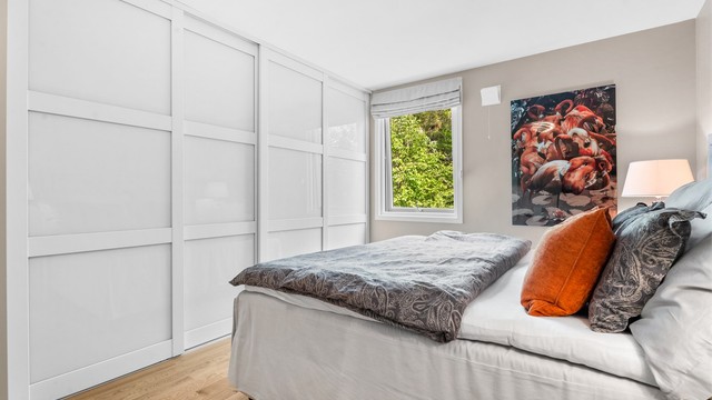 Hovedsoverom med god plass til dobbeltseng og elegant integrert garderobe - vindu orientert mot øst.