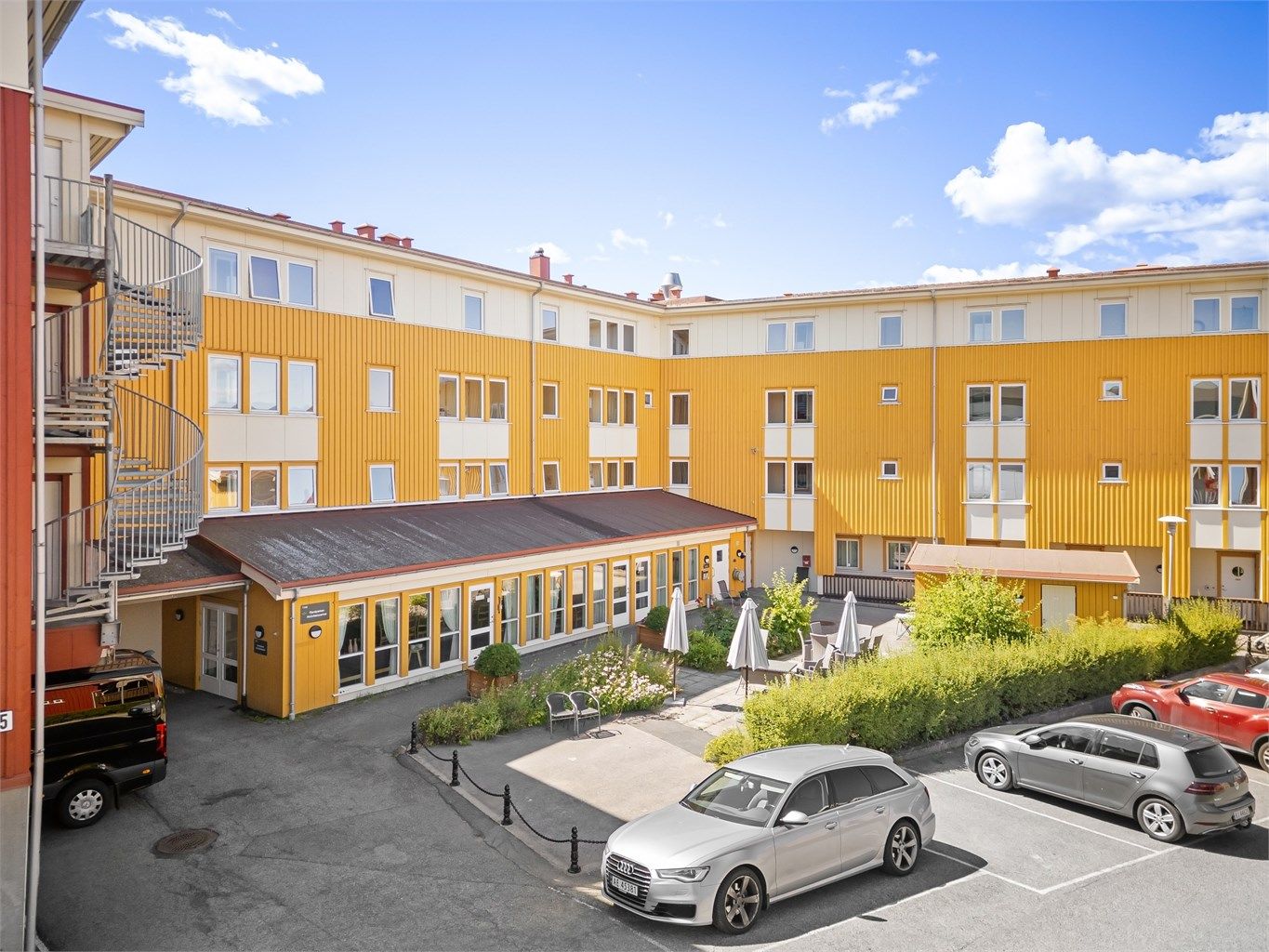 Felles inngangsparti med videre heis- og trappeadkomst til leilighetens etasjeplan.