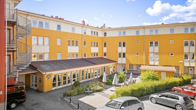 Felles inngangsparti med videre heis- og trappeadkomst til leilighetens etasjeplan.