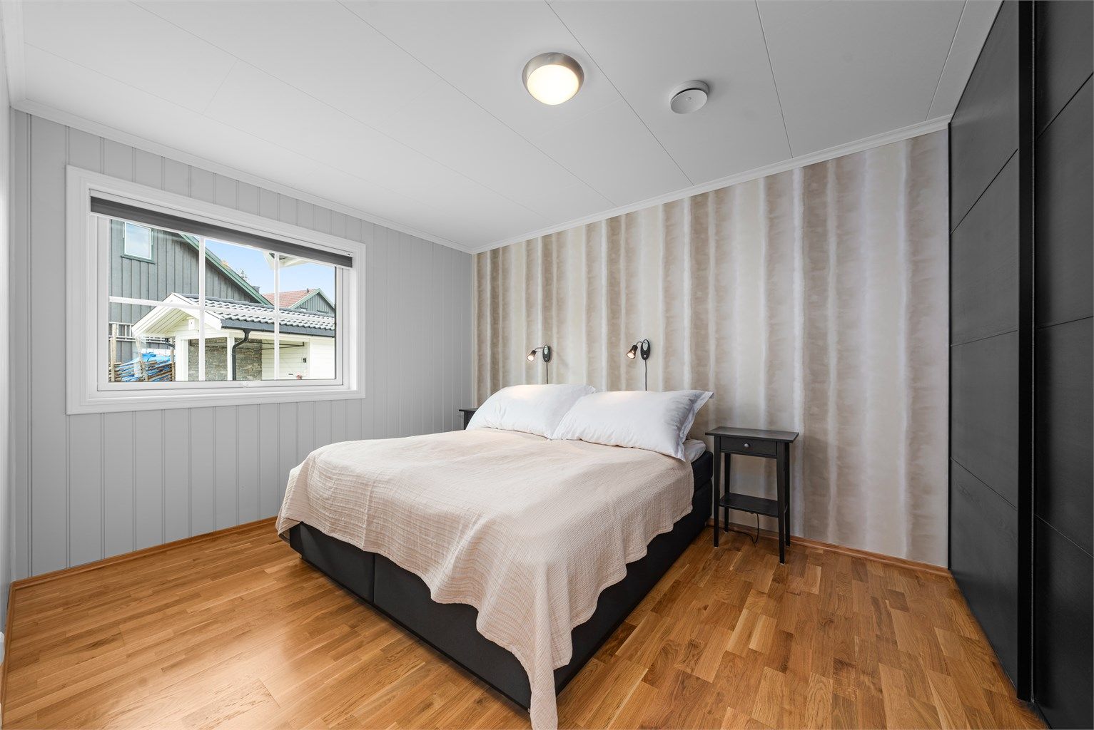 Hovedsoverom med god plass til dobbeltseng og garderobeløsning.