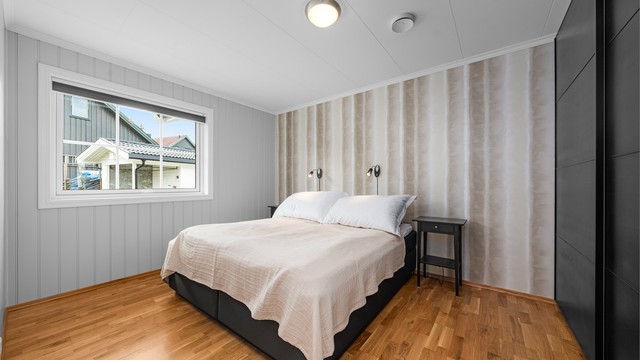 Hovedsoverom med god plass til dobbeltseng og garderobeløsning.