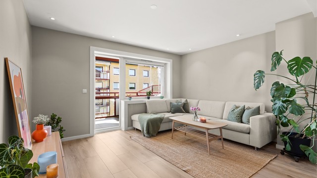 Stuen ble malt i 2022 og har laminatgulv og downlights i himlingen.