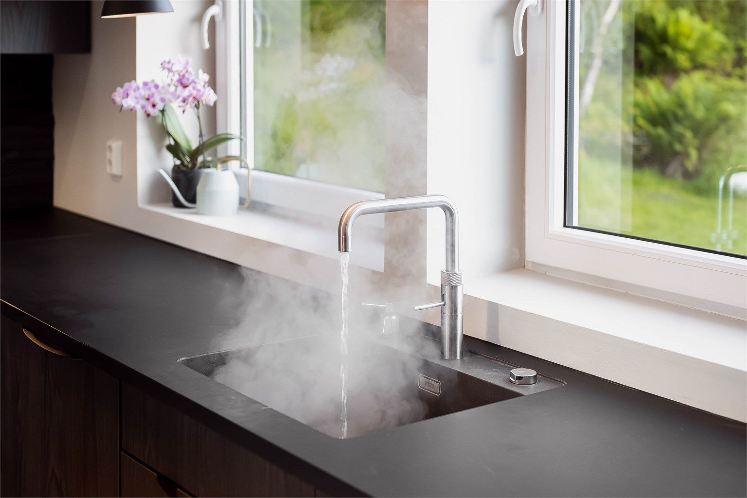 Quooker - den kokende vannkran gir deg 100 °C kokende vann på ett sekund. En trygg, tidsbesparende og funksjonell del av det moderne kjøkken.