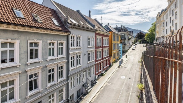 Eiendomsmegler Christer Haugen inviterer deg til visning på denne lekre leilighet - midt i byen mellom de 7 fjell