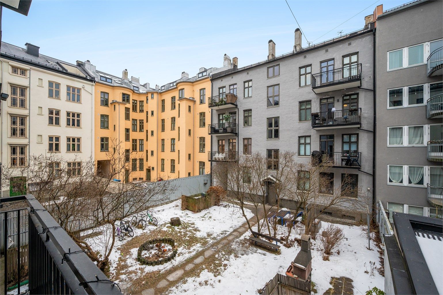 Utsikt mot borettslagets fellesområder.