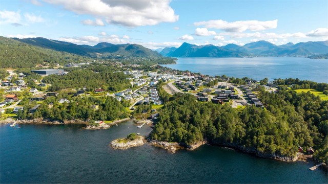 Kort avstand til badeplasser og friområder i Skråvika og Emblemsanden.