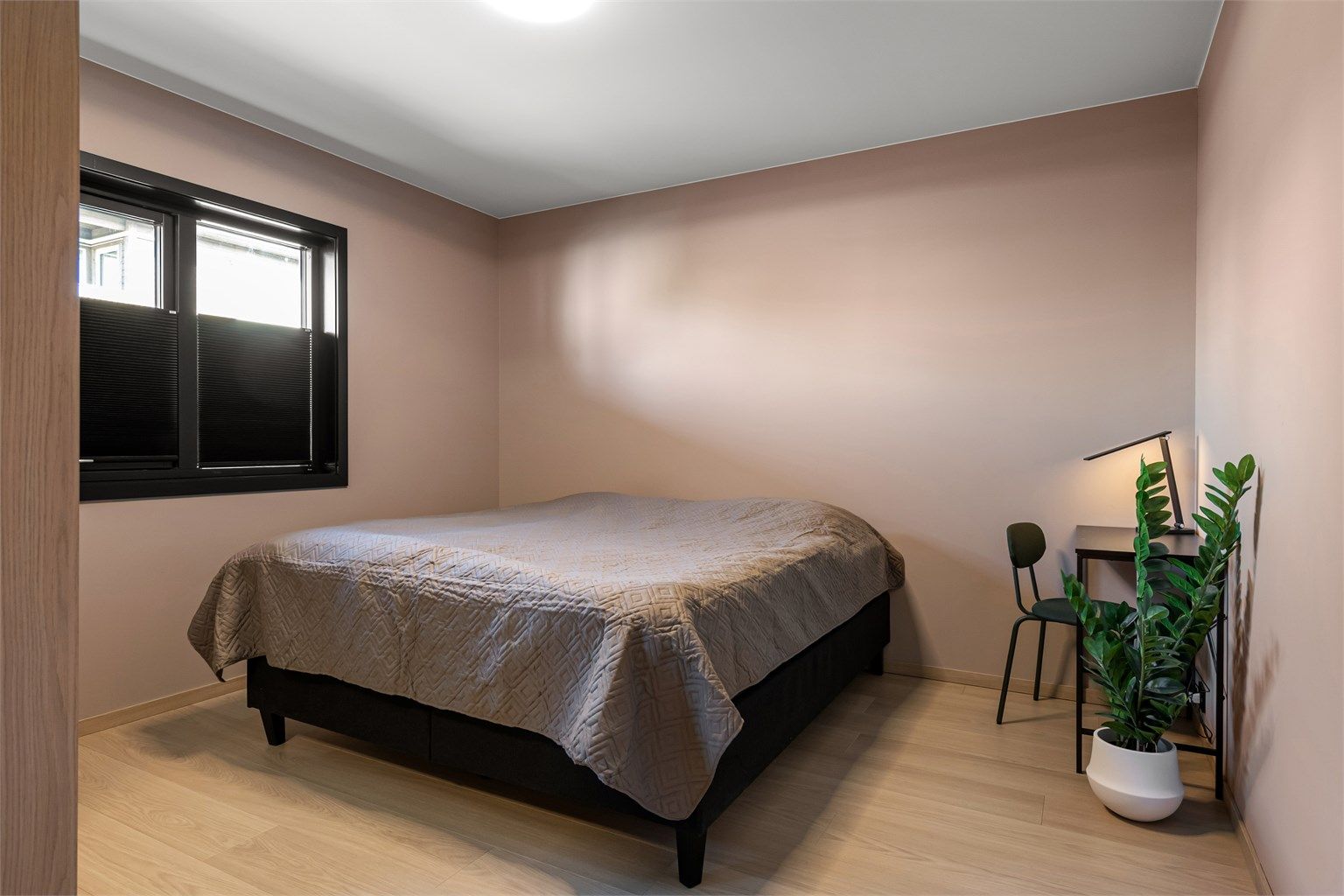 Hovedsoverom med god plass til dobbeltseng. Perseenner i vinduene