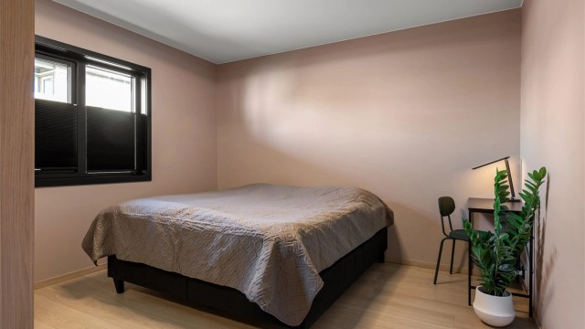 Hovedsoverom med god plass til dobbeltseng. Perseenner i vinduene