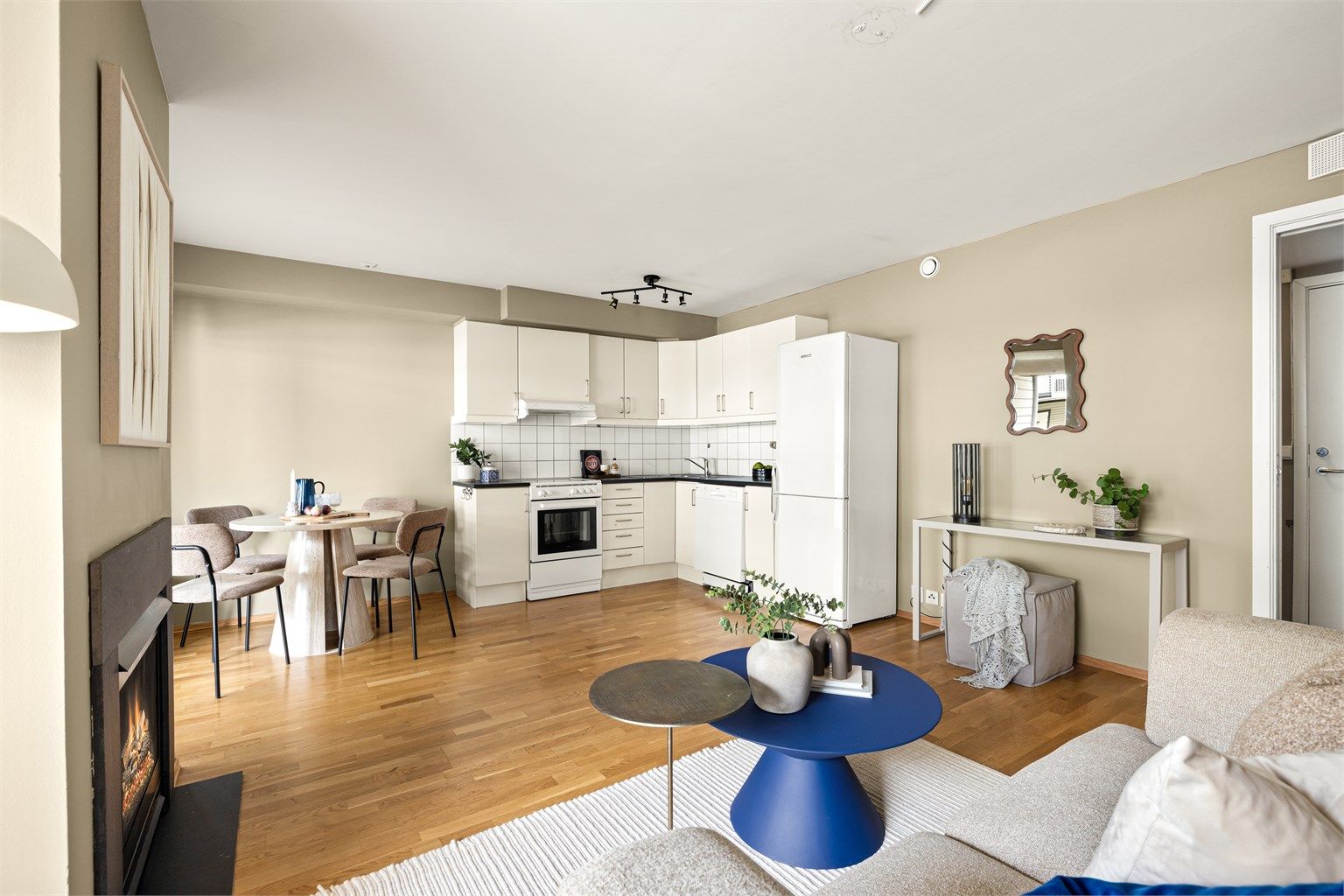 Kjøkkenet er en funksjonell del av oppholdsrommet, med god skap- og benkeplass.