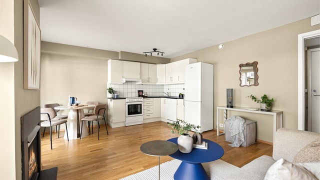 Kjøkkenet er en funksjonell del av oppholdsrommet, med god skap- og benkeplass.