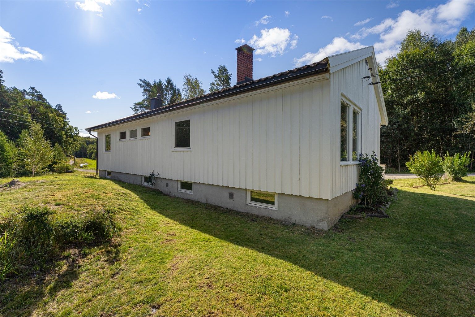 Tomten på hele 1, 8 mål er opparbeidet med blant annet store plenareal. Her er det gode solforhold og muligheter for å lage seg et flott uteområde med usjenert beliggenhet 