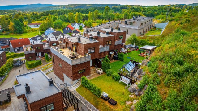 Eiendommen ligger familievennlig til på Lierskogen, med kort vei til marka og servicetilbud.
Foto: Zovenfra